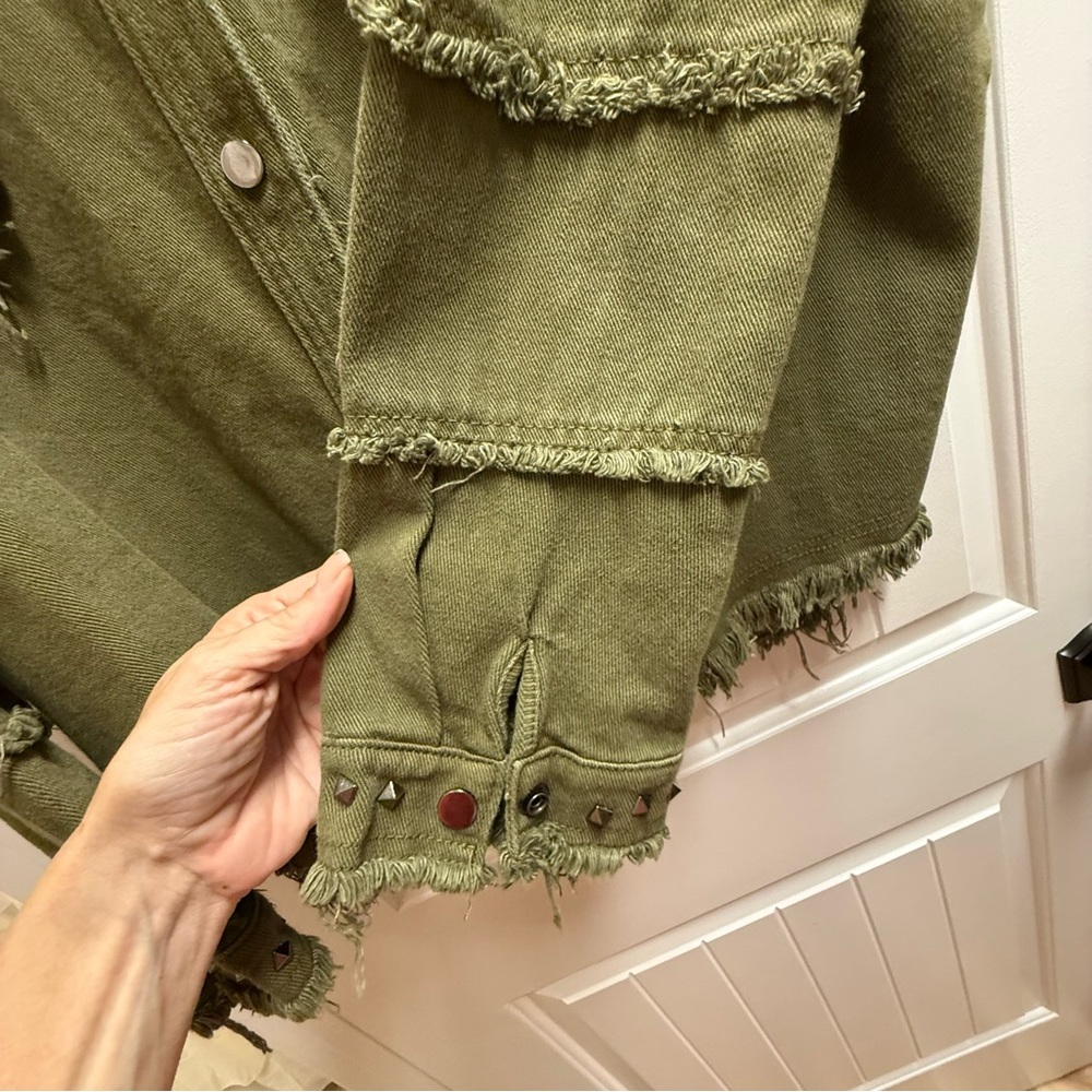 Blue B Collection Studded Distressed Jean Jacket Medium Excellent Condition - Picture 7 of 11